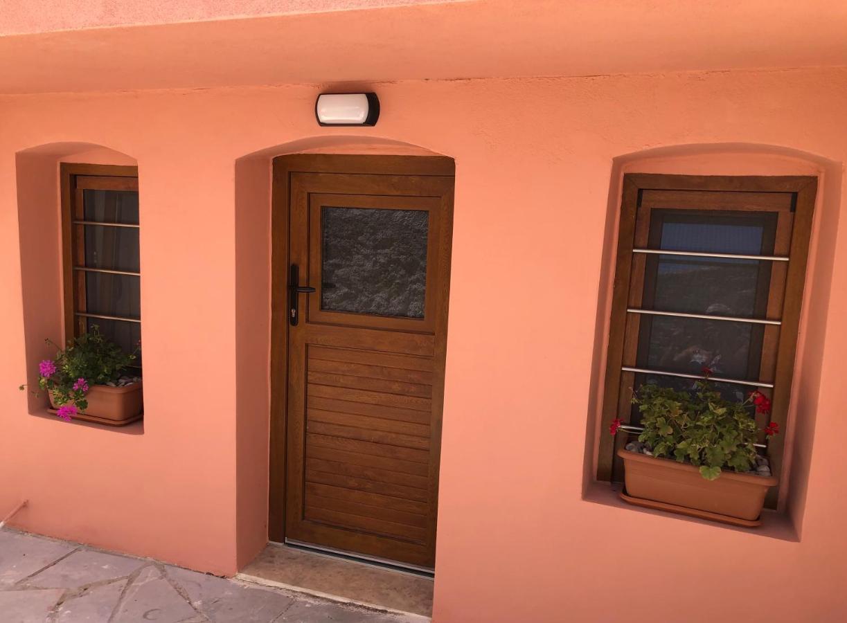 Solo Traveler Apartment Ermoupoli Bagian luar foto