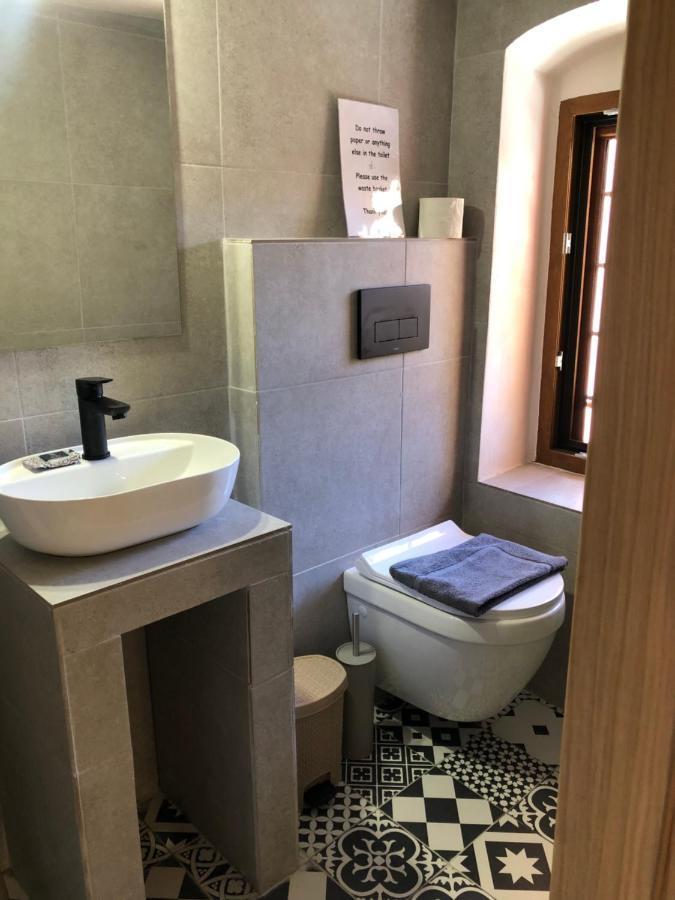 Solo Traveler Apartment Ermoupoli Bagian luar foto