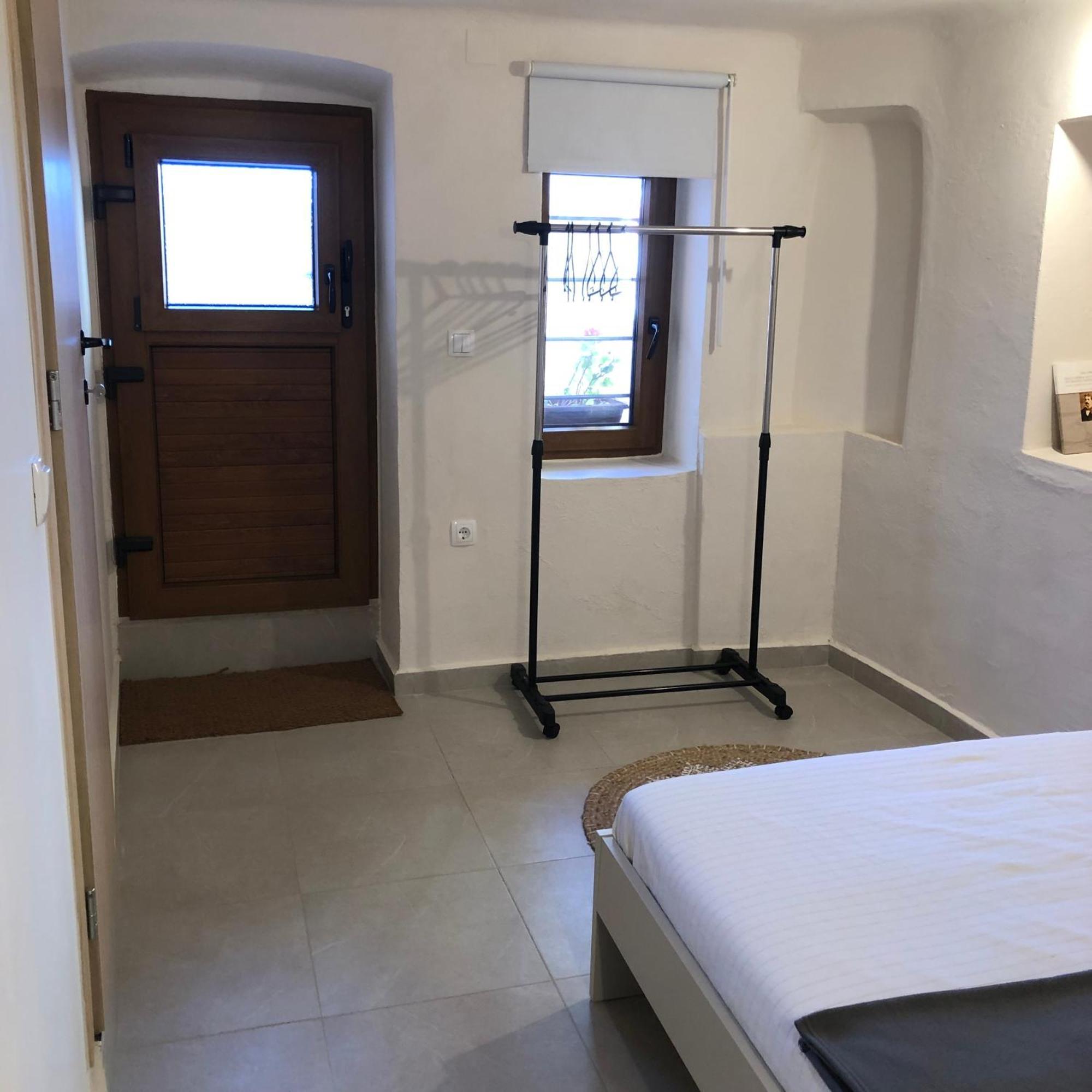 Solo Traveler Apartment Ermoupoli Bagian luar foto