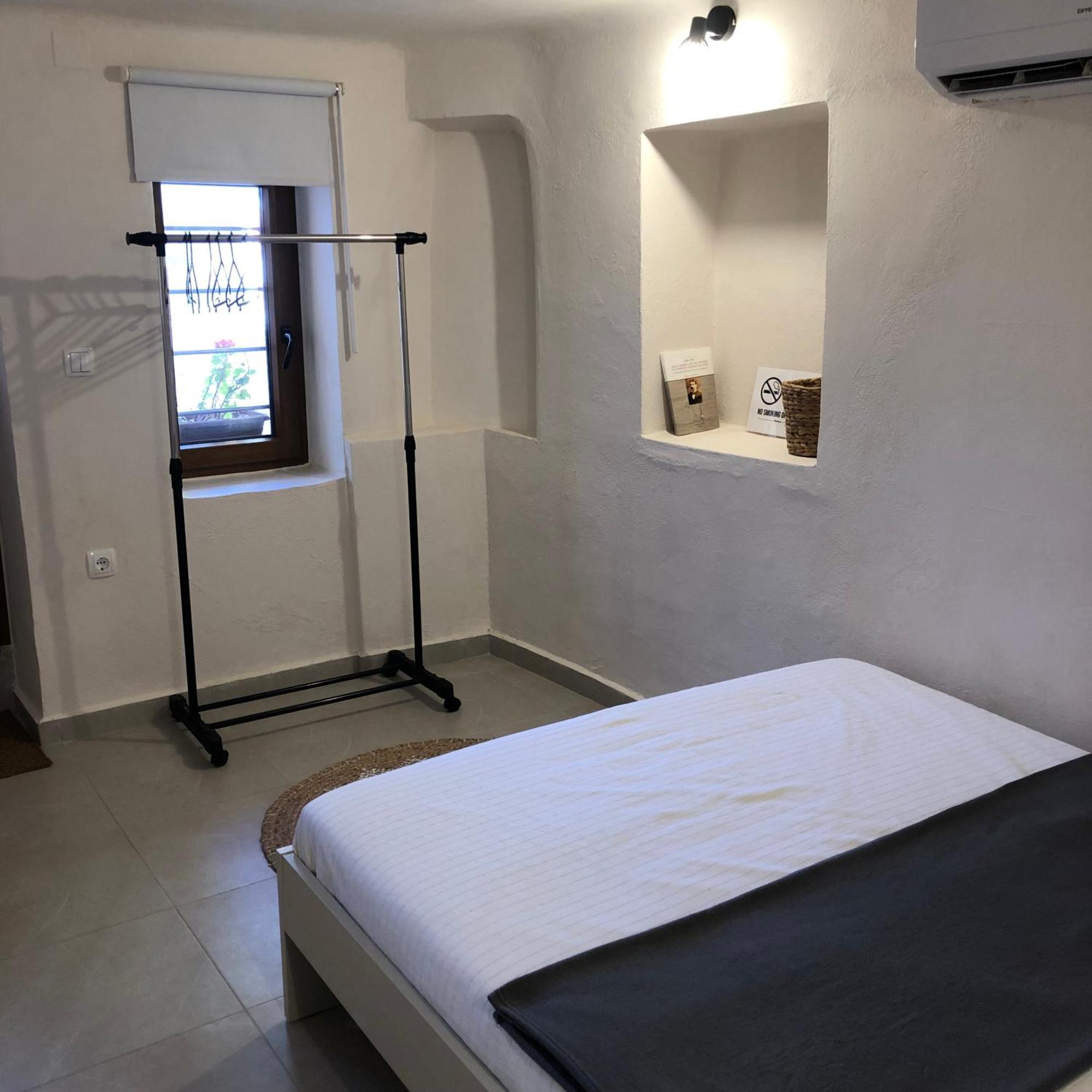Solo Traveler Apartment Ermoupoli Bagian luar foto